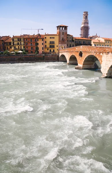 Μεγάλο ποτάμι στη Βερόνα της Ιταλίας — Φωτογραφία Αρχείου