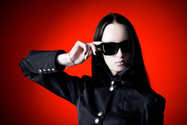 Goth kvinna med solglasögon — Stockfoto