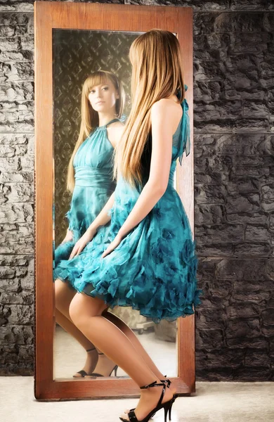 Coquet mulher na frente do espelho — Fotografia de Stock