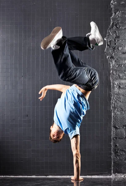 Junger Mann moderner Tanz — Stockfoto