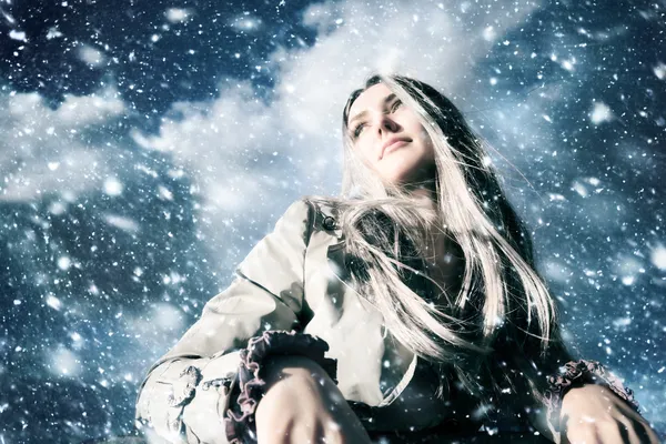 猛吹雪の中で若いブロンドの女性 — ストック写真