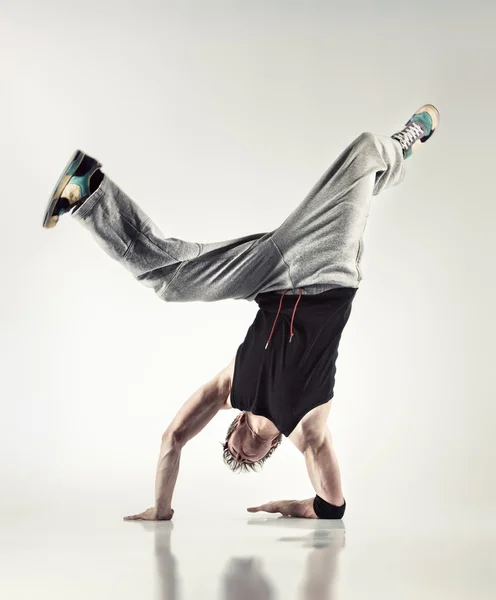Молодой человек современный танец — стоковое фото