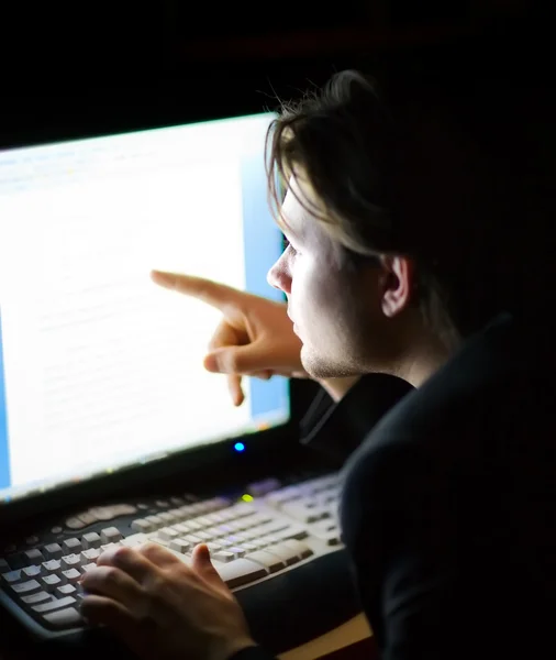 Bilgisayar ekranı önünde adam — Stok fotoğraf