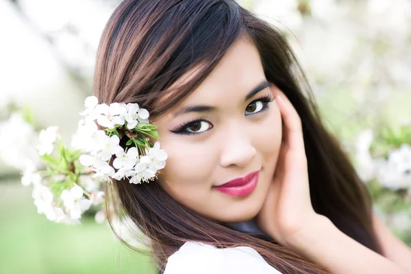 Молода жінка з благородними квітами — стокове фото