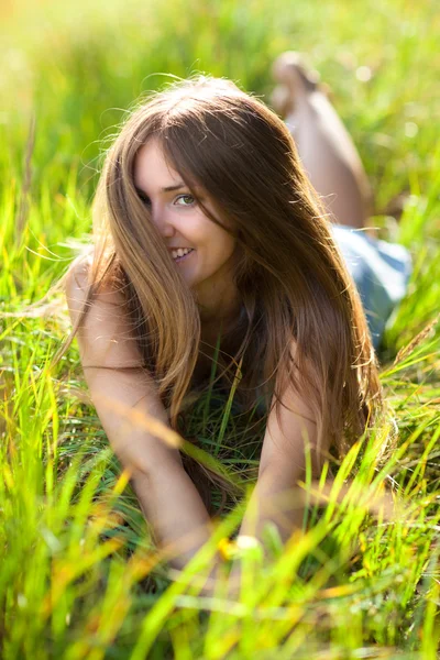 Молодая улыбающаяся женщина — стоковое фото