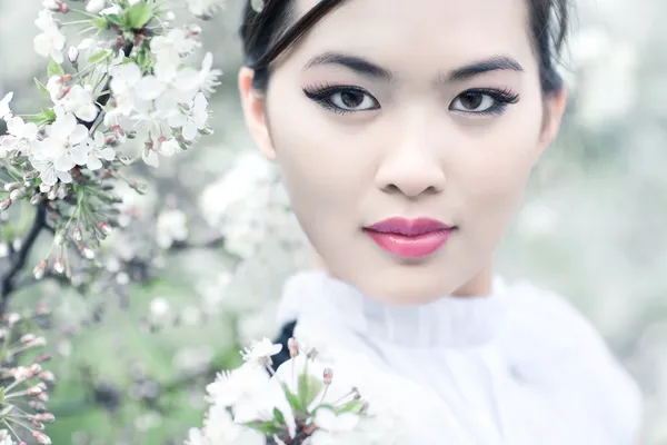 Ung kvinna med körsbär blommor — Stockfoto