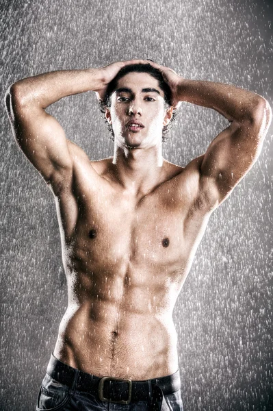 Jovem muscular homem sob a chuva — Fotografia de Stock