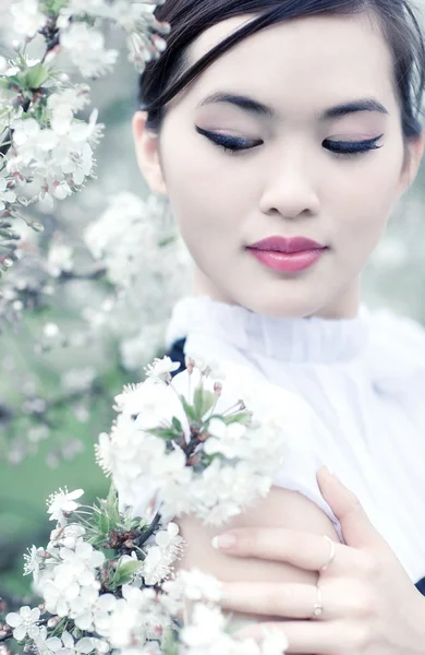 Junge Frau mit Kirschblüten — Stockfoto
