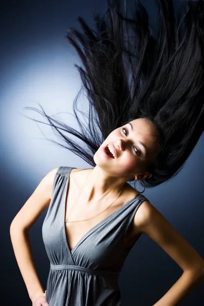 Donna con i capelli svolazzanti — Foto Stock