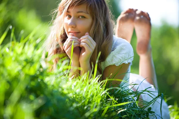Mujer joven acostada en la hierba —  Fotos de Stock