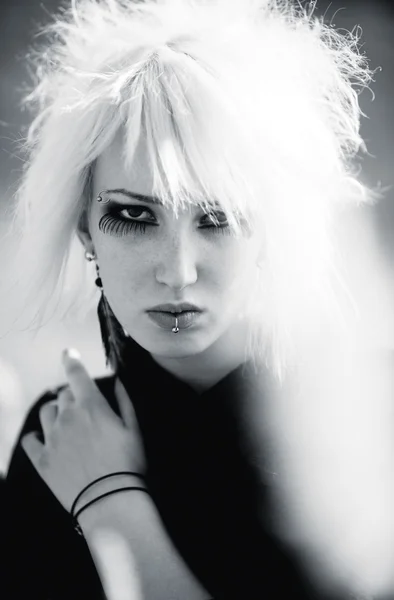 Mulher gótica com retrato de cabelo branco — Fotografia de Stock