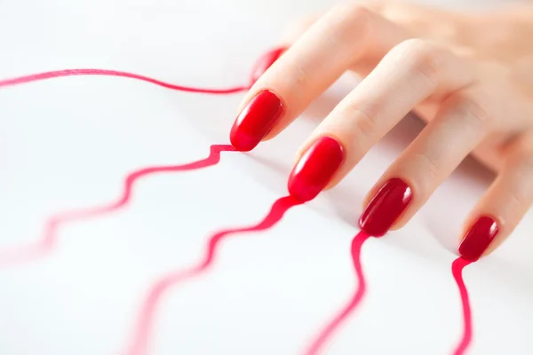 Mujer joven mano con rastros rojos — Foto de Stock