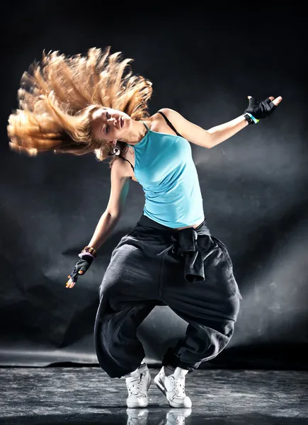 Mladá žena moderního tance — Stock fotografie