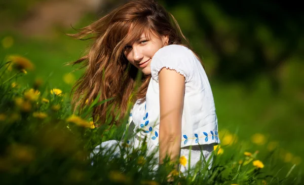 Jonge vrouw op een zomer-veld — Stockfoto