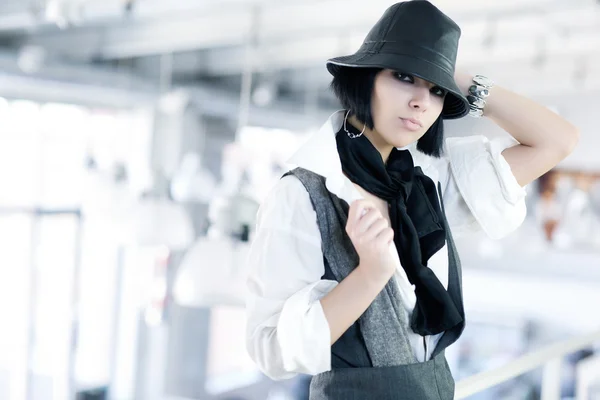 Şapkalı kadın genç moda — Stok fotoğraf