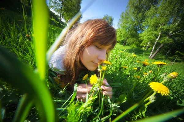 Jovem deitado na grama — Fotografia de Stock