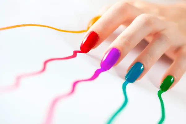 Jeune femme main avec ongle multicolore — Photo