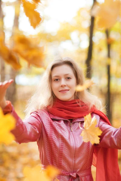 若い女性の葉を投げ — ストック写真