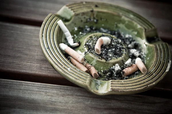 Zásobník popel s cigaret — Stock fotografie