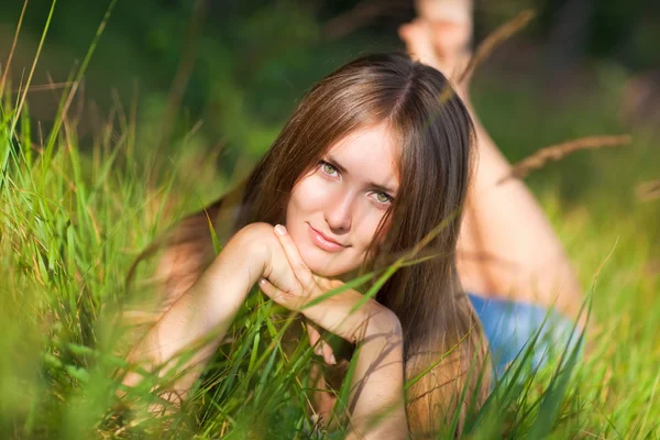 Jeune femme allongée sur l'herbe — Photo