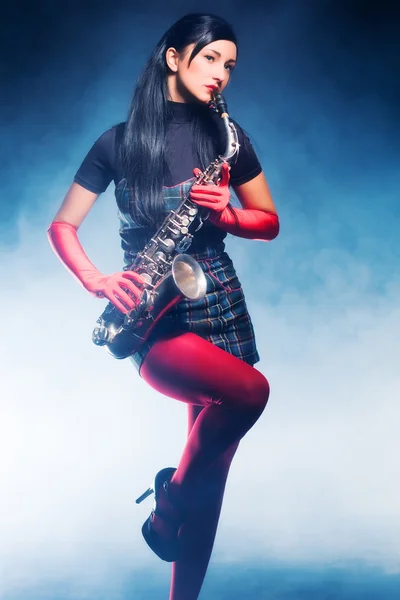 Mladá žena s saxofon — Stock fotografie