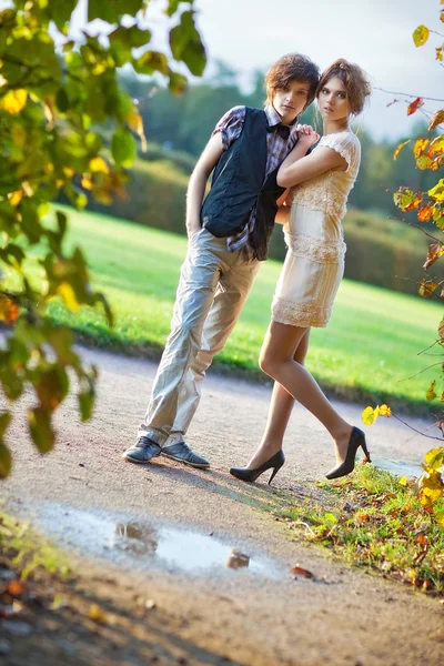 Young couple in a park — Stock Photo, Image