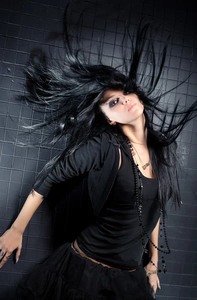 Ung kvinna med fladdrande hår — Stockfoto