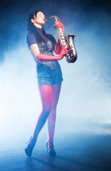 Junge Frau mit Saxophon — Stockfoto