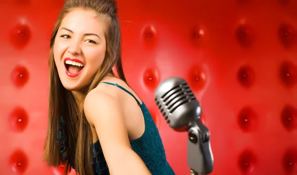 Jonge vrouw zingt — Stockfoto