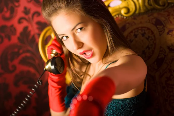 Νεαρή γυναίκα μιλάει στο τηλέφωνο — Φωτογραφία Αρχείου