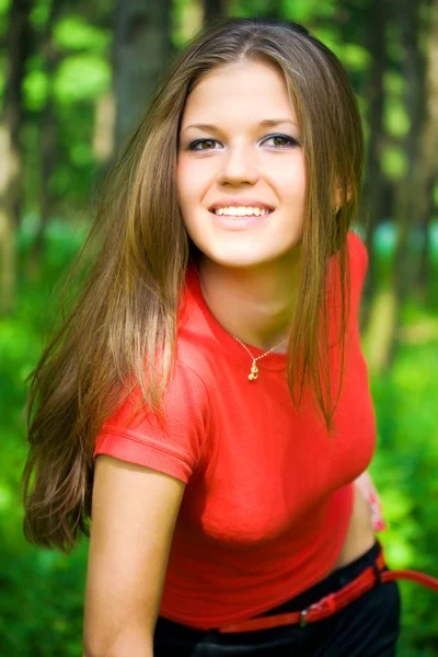 Jonge gelukkige vrouw — Stockfoto