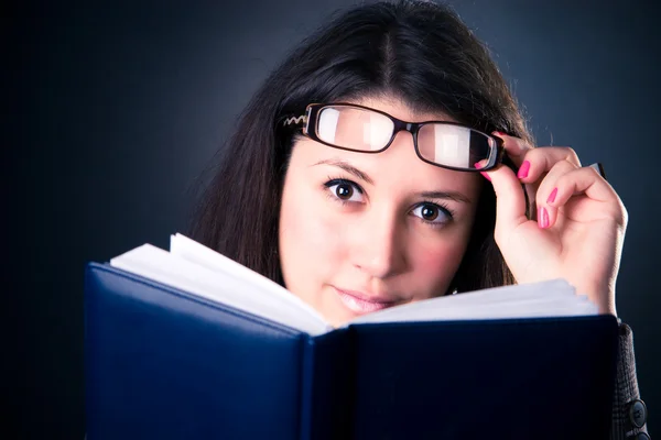Mulher de negócios lendo o livro — Fotografia de Stock