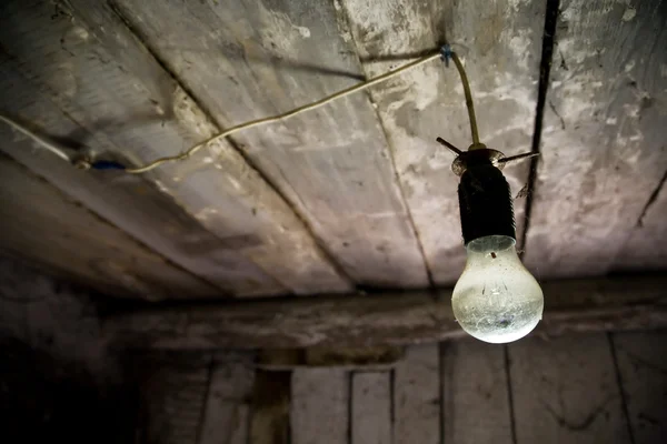 Lámpara en casa de madera vieja —  Fotos de Stock