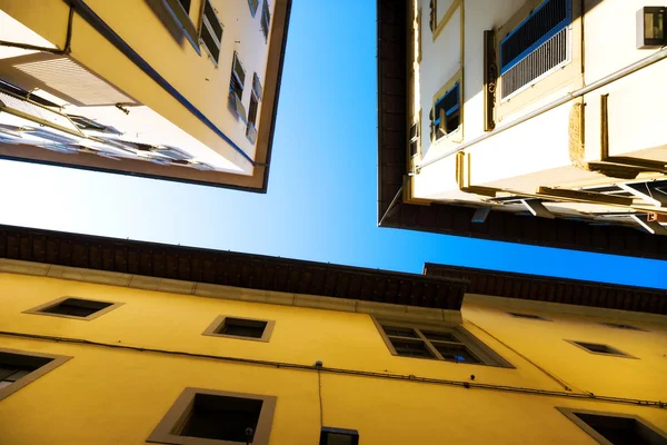 Leta upp till tak och sky — Stockfoto
