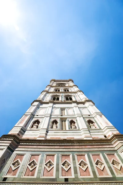 Torre alta sobre fondo azul del cielo — Foto de Stock
