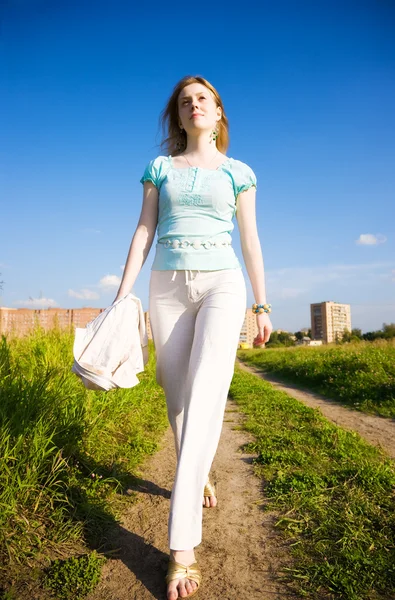 Junge unabhängige Frau zu Fuß — Stockfoto