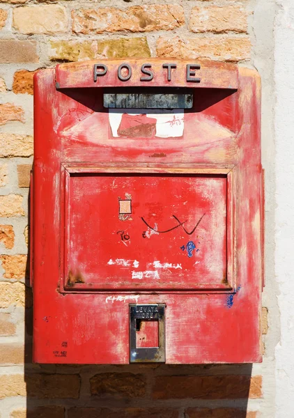 Стара червона поштова скринька — стокове фото