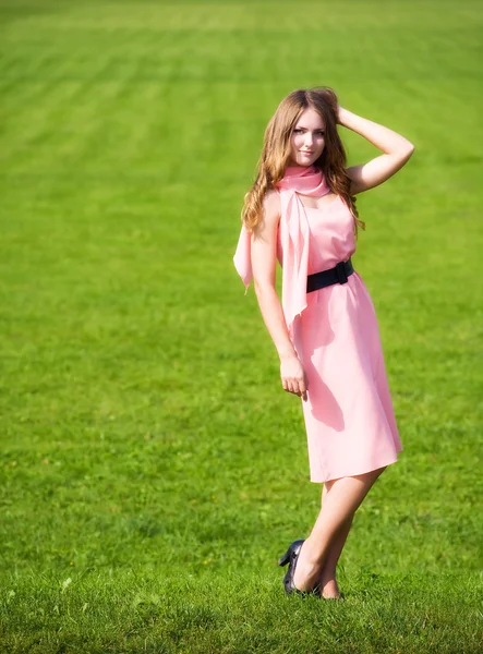 Жінка в рожевій сукні — стокове фото