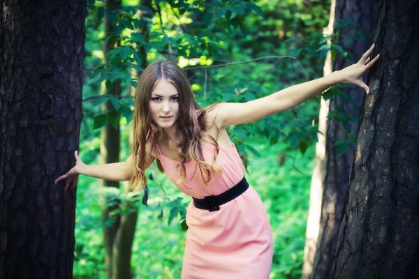 Jovem mulher floresta — Fotografia de Stock