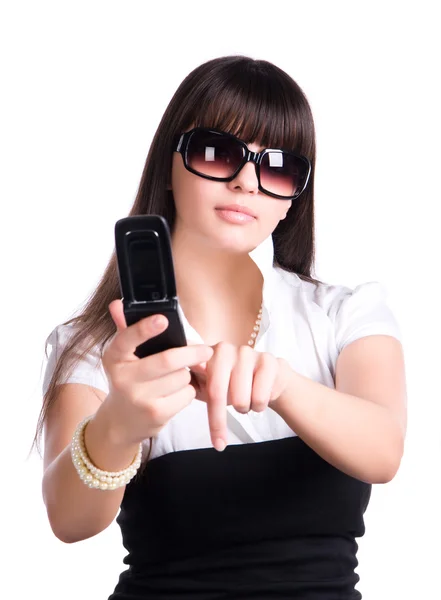 Žena stisknutím tlačítka na mobilním telefonu — Stock fotografie