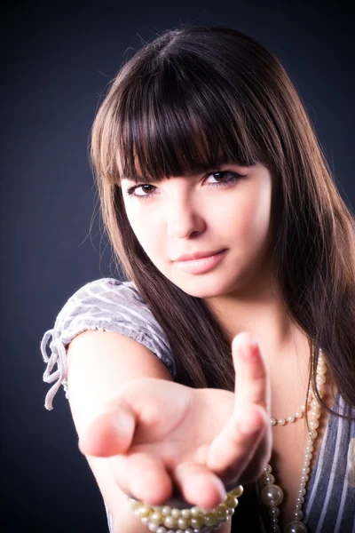Jonge vrouw die zich uitstrekt hand — Stockfoto
