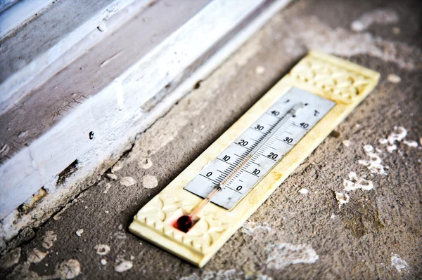 Kirli yüzeyi eski termometre — Stok fotoğraf
