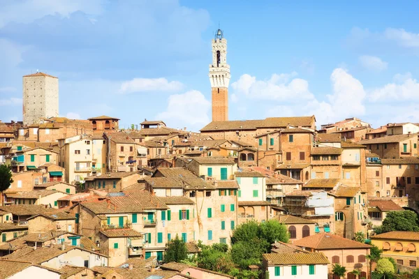 Telhados em edifícios tradicionais italianos — Fotografia de Stock