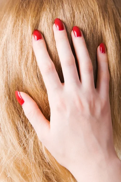 Рука и волосы молодой женщины — стоковое фото