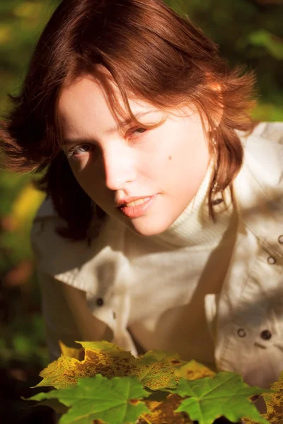 Νεαρή γυναίκα με φθινοπωρινά φύλλα — Φωτογραφία Αρχείου