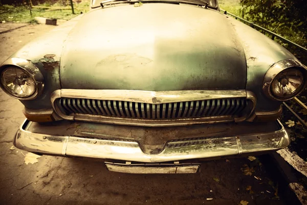 Vista frontal do carro velho — Fotografia de Stock