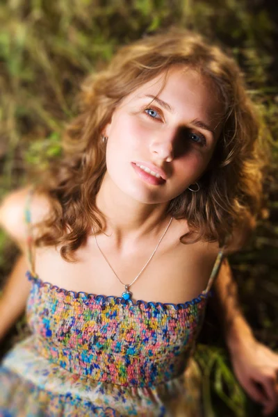 Молодая женщина на летнем поле — стоковое фото