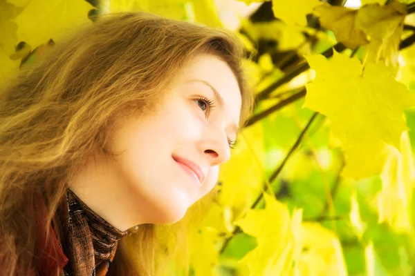 Jonge vrouw met bladeren — Stockfoto