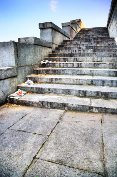 Πέτρινα σκαλοπάτια με εφημερίδες — Φωτογραφία Αρχείου