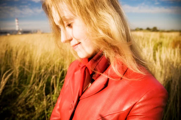 Портрет молодой женщины на полевом фоне — стоковое фото